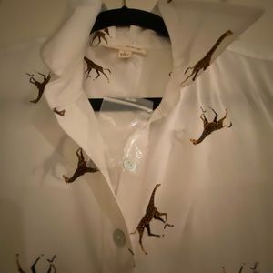 Jane and Delancey Giraffe Print Button Down Top Size large White V Neck Rayon